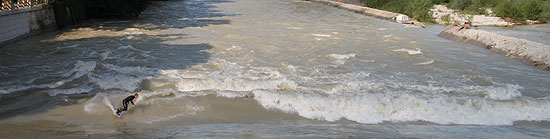 Die Welle bei Hochwasser an der Reichenbach Brücke am 06.06.2010 (©Foto: Martin Schmitz)